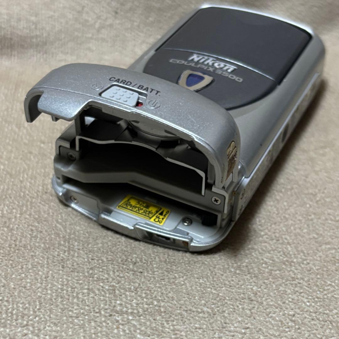 Nikon Coolpix 3500 2500の色違い