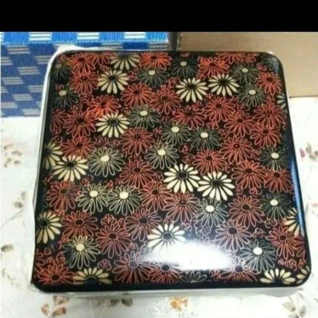 漆器重箱 黒・赤・金漆器伝統的な漆器 重箱 3段 赤と黒の花模様漆塗りのお重です