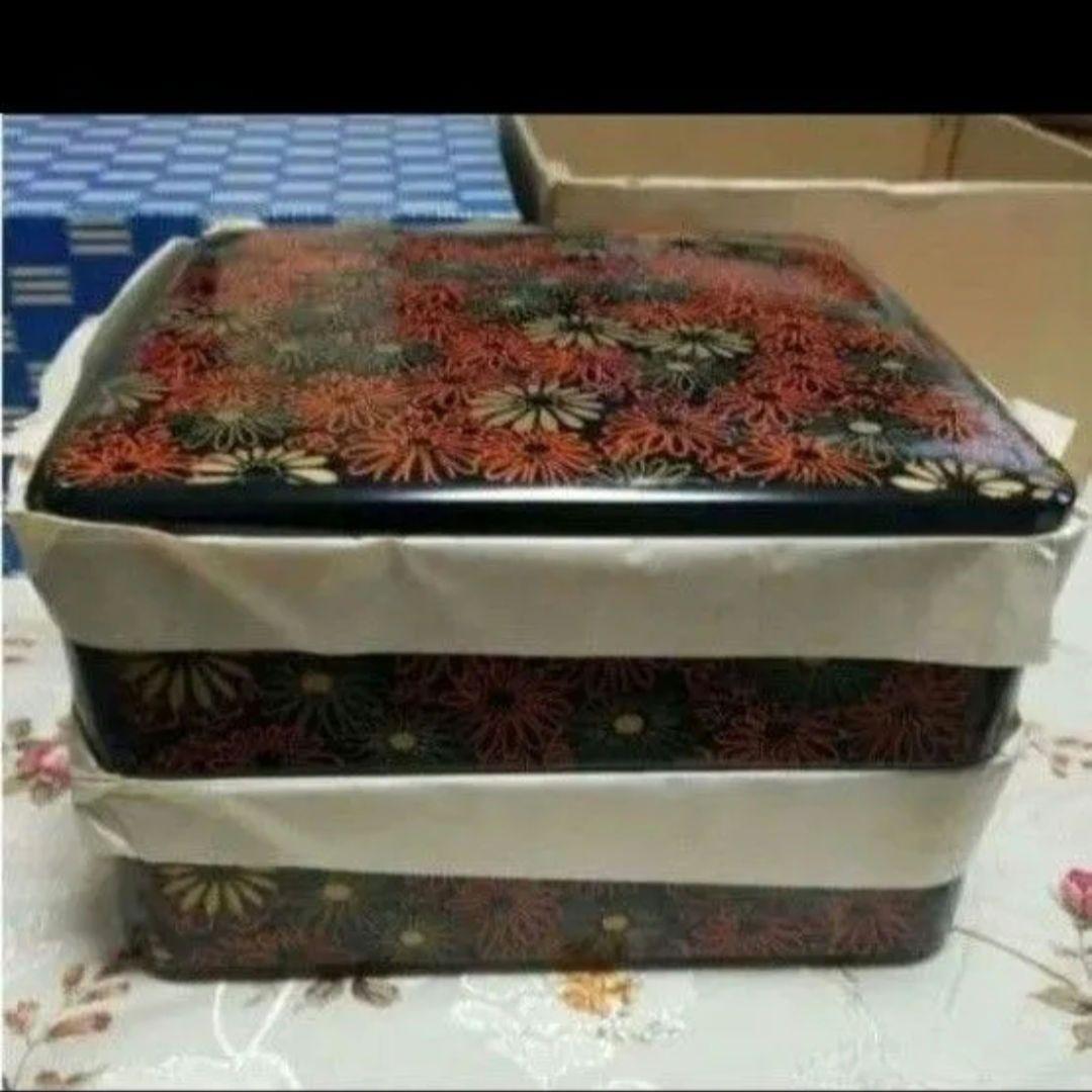 漆器重箱 黒・赤・金漆器伝統的な漆器 重箱 3段 赤と黒の花模様漆塗りのお重です