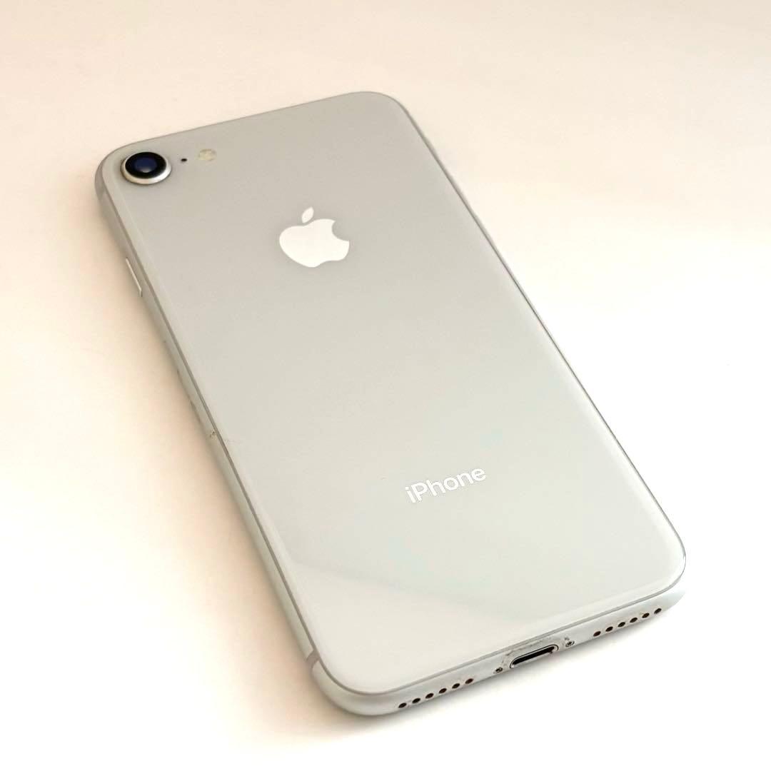 Apple iPhone8本体　シルバー
