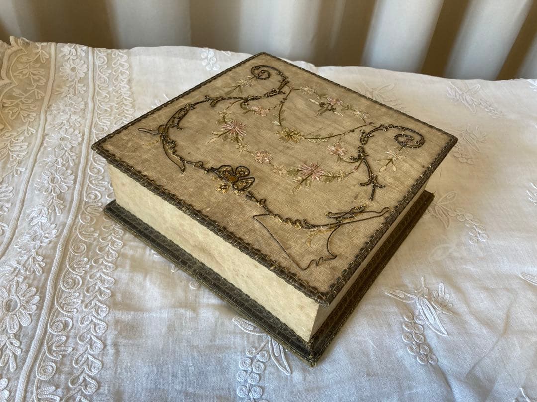 フランス アンティークリボン刺繍カルトナージュ ボックス シルク リボンワーク