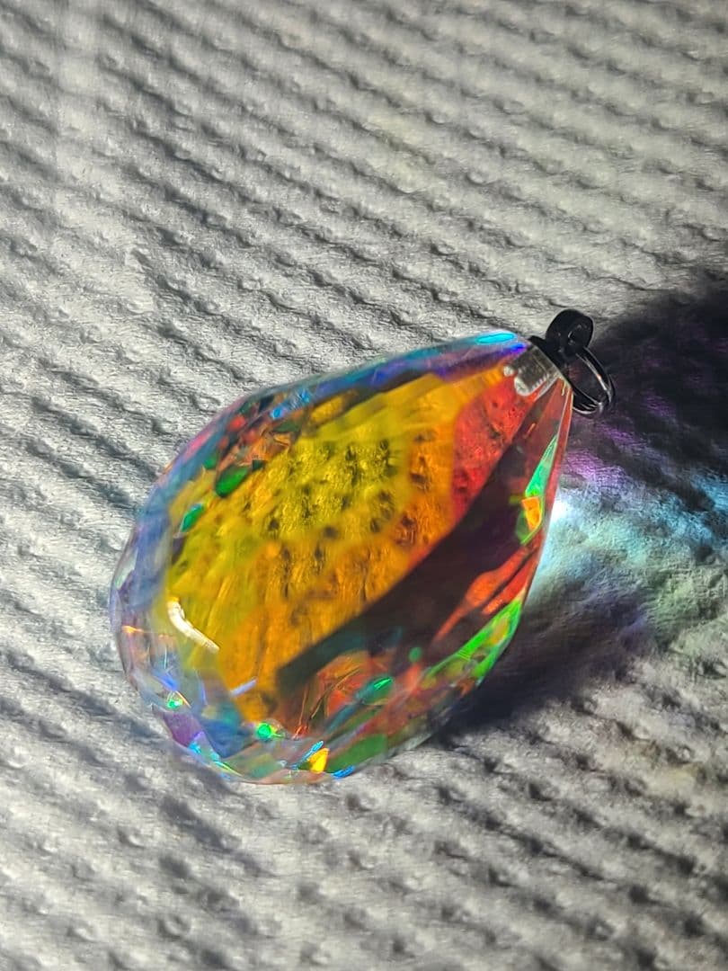 モナジー工房 虹の結晶 ビビッド涙型ラフカット ペンダントトップ