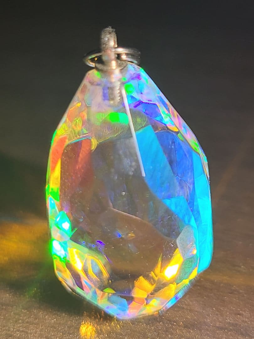 モナジー工房 虹の結晶 ビビッド涙型ラフカット ペンダントトップ