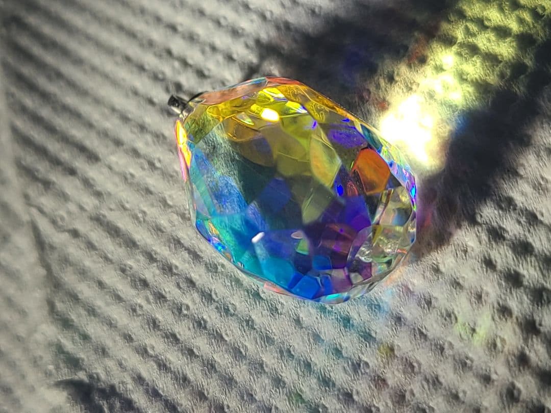 モナジー工房 虹の結晶 ビビッド涙型ラフカット ペンダントトップ