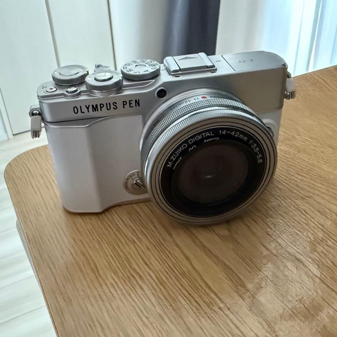 【ほぼ新品】OLYMPUS EP-7 レンズ2本 予備バッテリー付！ ホワイト