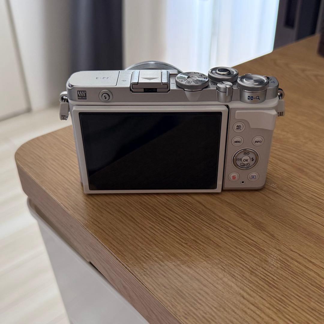 【ほぼ新品】OLYMPUS EP-7 レンズ2本 予備バッテリー付！ ホワイト