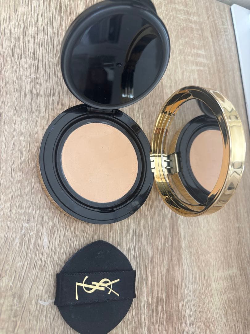 ほぼ新品　Yves Saint Laurent ファンデーション SPF50++
