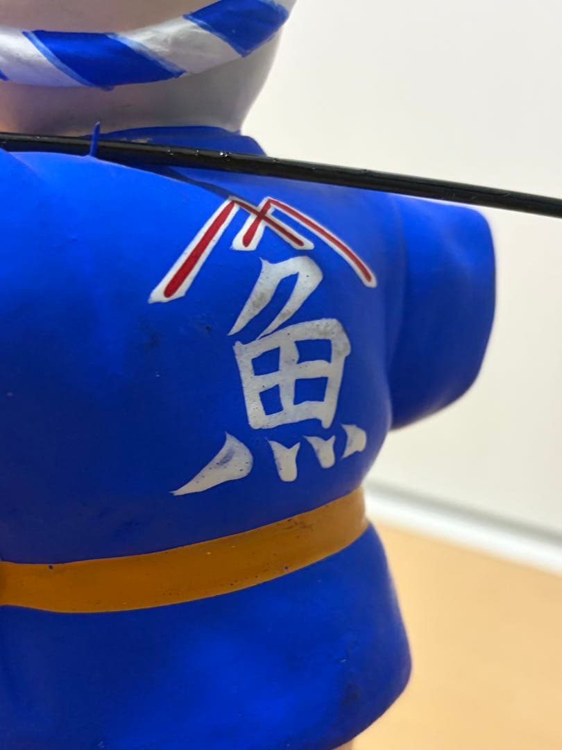青い着物の陶器製子供人形