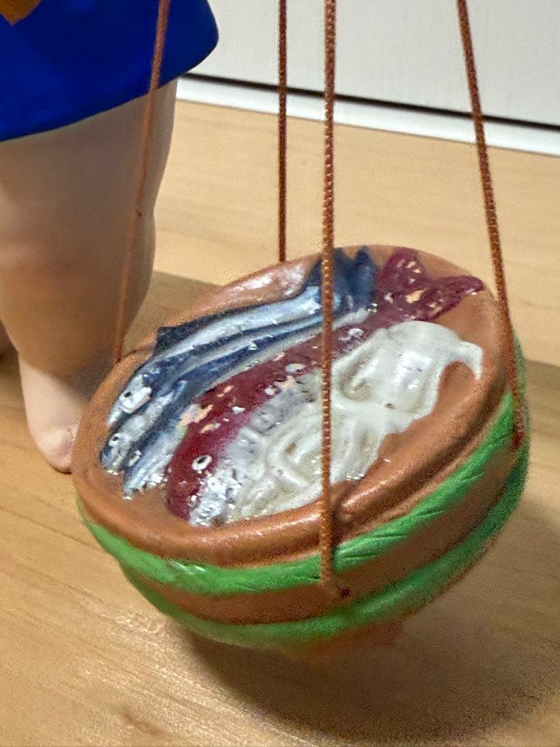 青い着物の陶器製子供人形