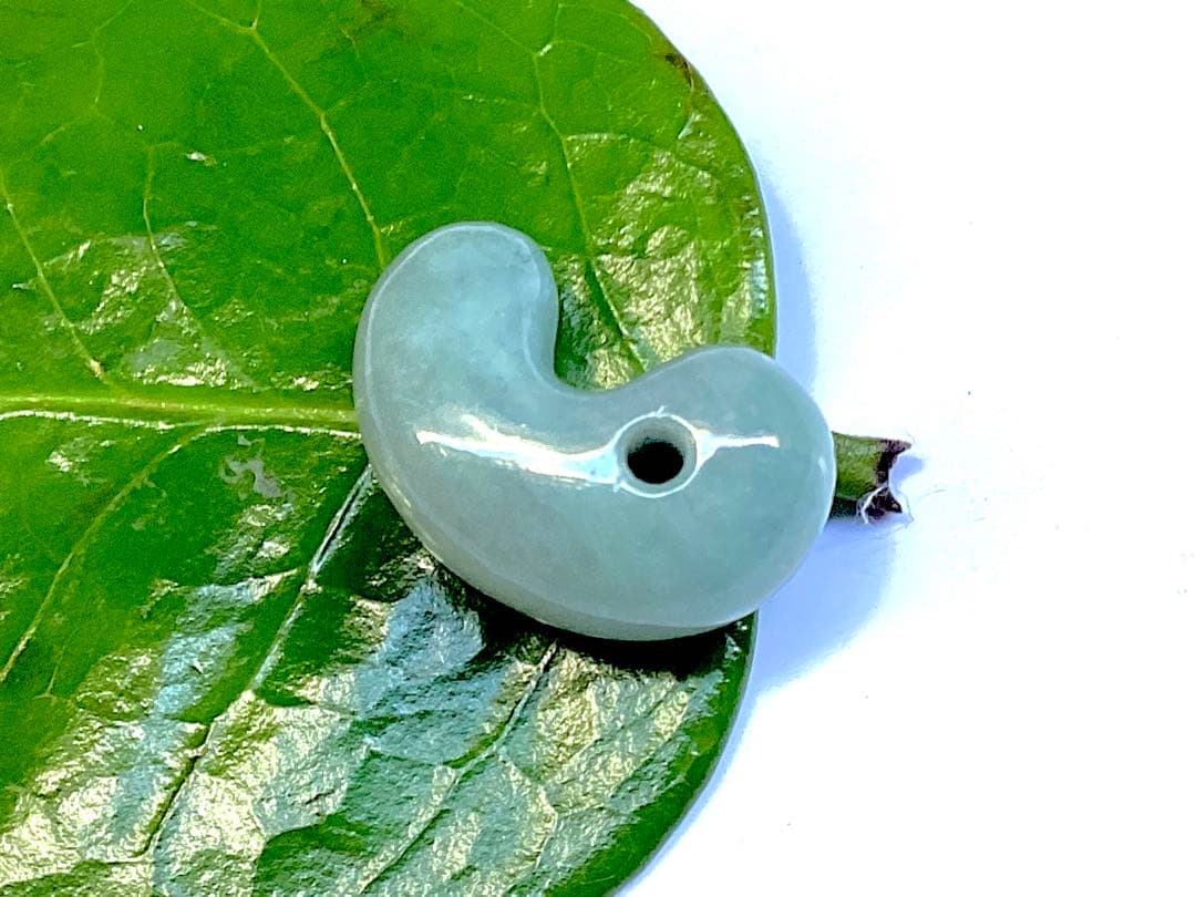 ✳貴重な濃厚結晶群の糸魚川翡翠ジェダイト　勾玉　お身近に本物天然翡翠の御守りを‼️