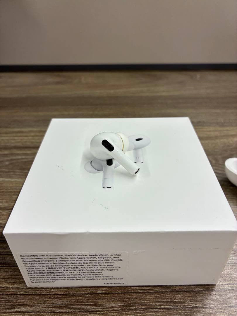 AirPods Pro 本体 ホワイト 充電ケース付き　右耳のみ