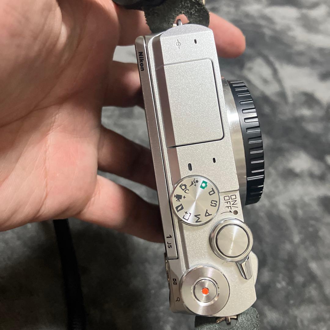 ラ*ー様 【美品】ニコン Nikon1 J5 パワーズームキットカメラ