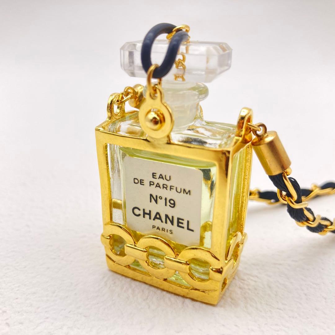 CHANEL No19 オードパルファン ネックレス