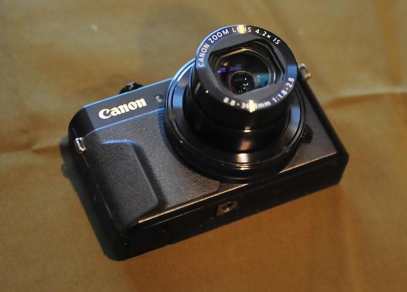 Canon PowerShot G7 X Mark II 本体と充電器
