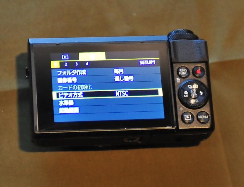 Canon PowerShot G7 X Mark II 本体と充電器