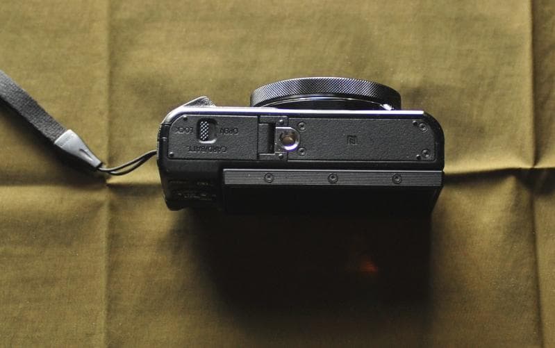 Canon PowerShot G7 X Mark II 本体と充電器