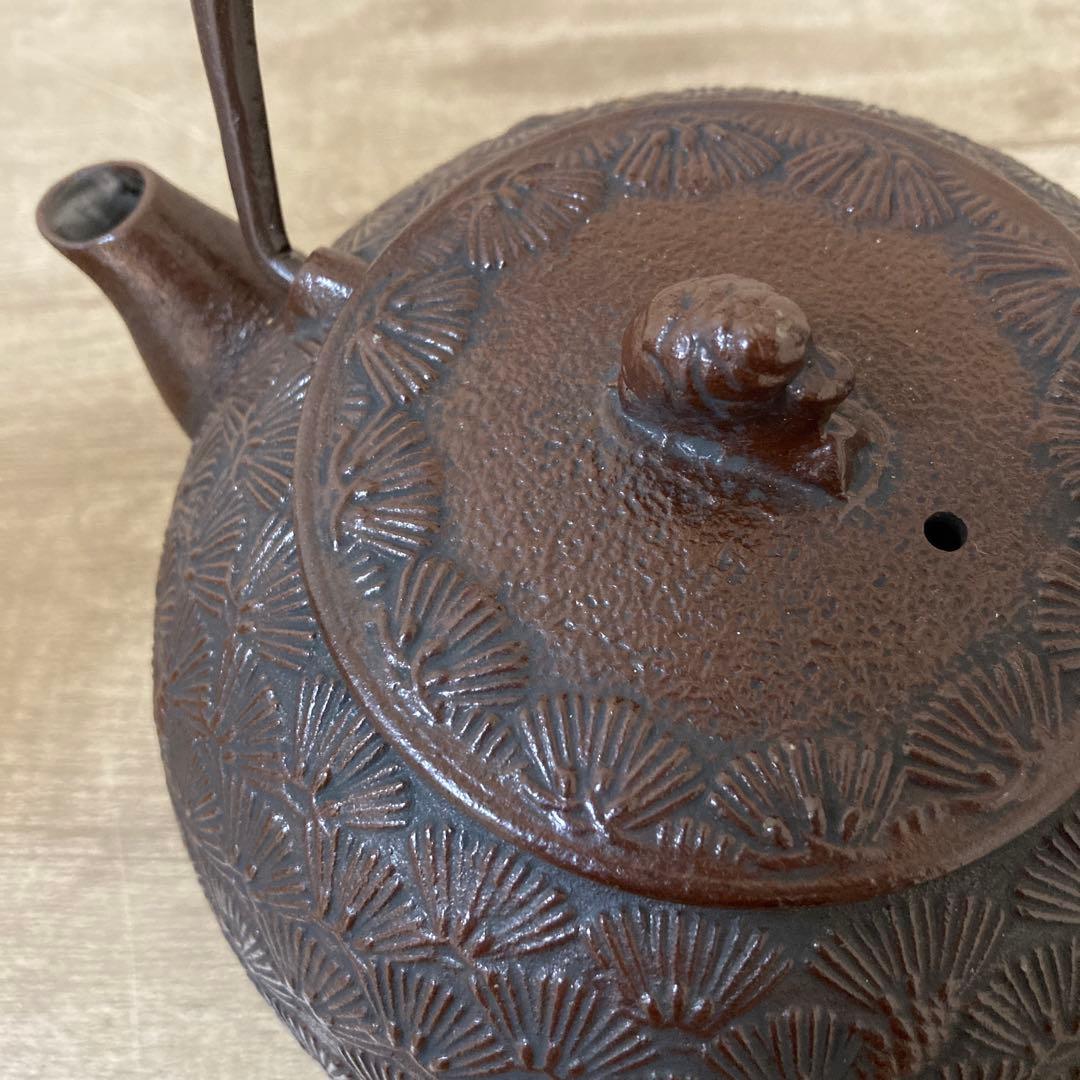 南部鉄器　鉄瓶　老舗丸善 南部盛栄堂（及源）松葉文　松ぼっくり摘み　ホーロー加工