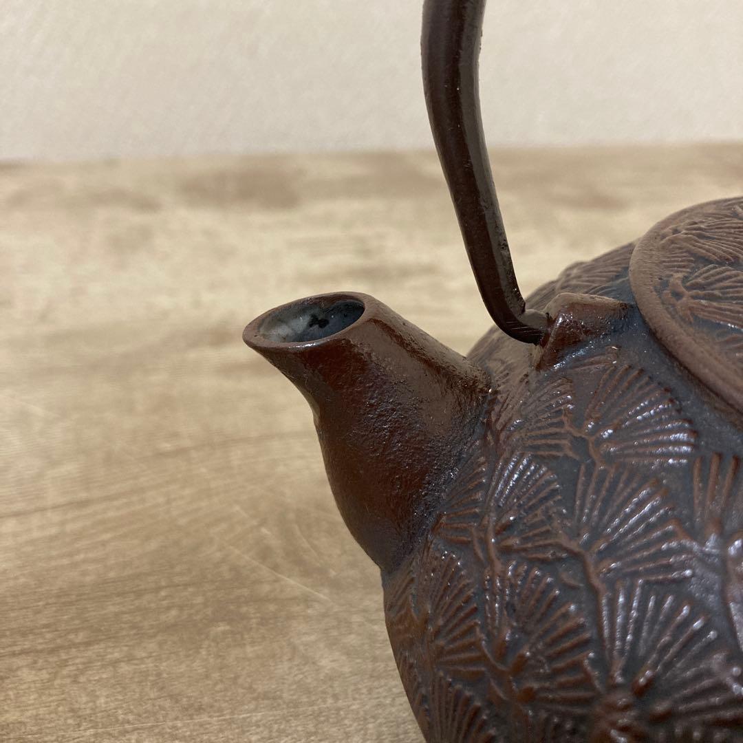 南部鉄器　鉄瓶　老舗丸善 南部盛栄堂（及源）松葉文　松ぼっくり摘み　ホーロー加工