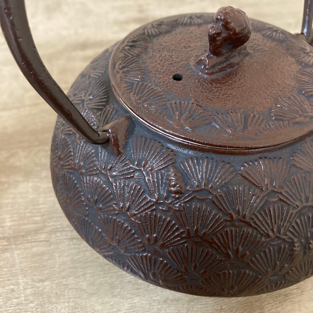 南部鉄器　鉄瓶　老舗丸善 南部盛栄堂（及源）松葉文　松ぼっくり摘み　ホーロー加工