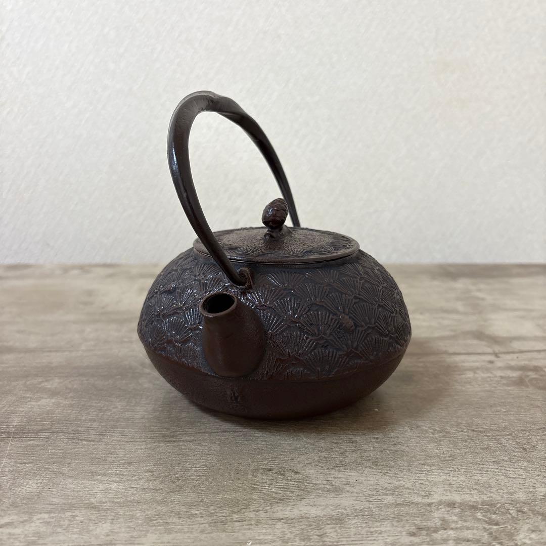 南部鉄器　鉄瓶　老舗丸善 南部盛栄堂（及源）松葉文　松ぼっくり摘み　ホーロー加工