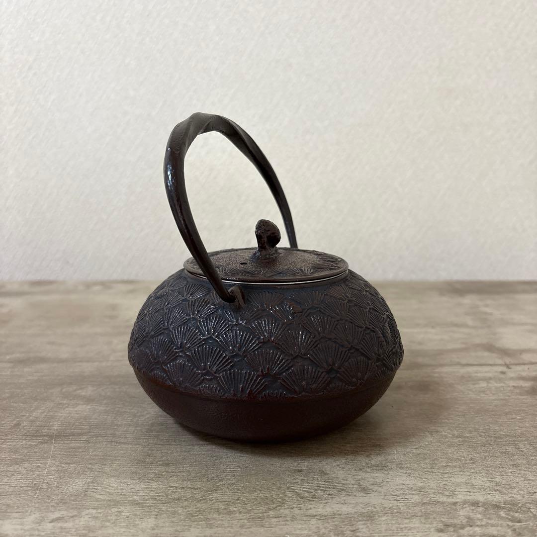 南部鉄器　鉄瓶　老舗丸善 南部盛栄堂（及源）松葉文　松ぼっくり摘み　ホーロー加工