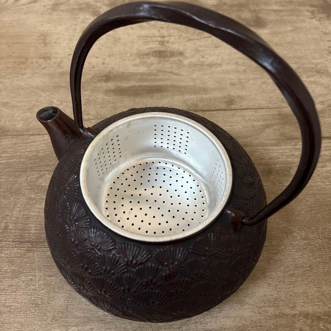 南部鉄器　鉄瓶　老舗丸善 南部盛栄堂（及源）松葉文　松ぼっくり摘み　ホーロー加工