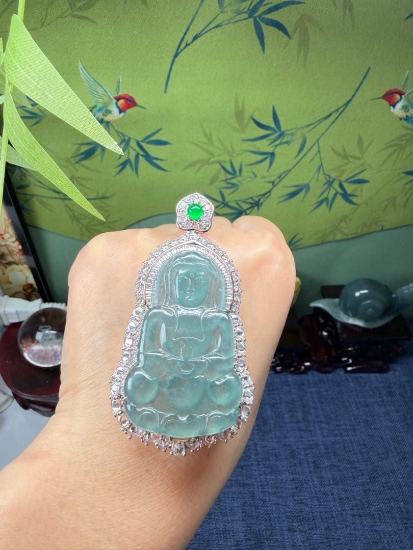 デカイ‼️圧巻の存在感❣️天然本翡翠　高品質・高氷種氷藍水観音様　鑑定書付き