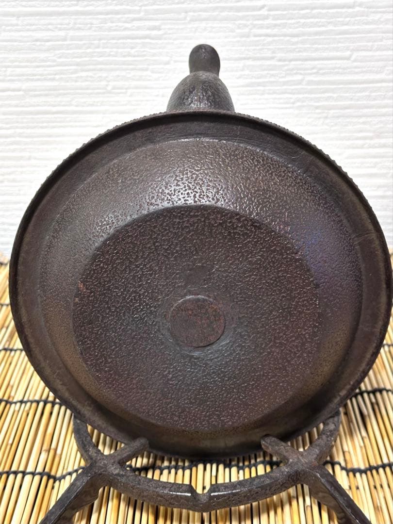 未使用品、長期保管品　南部鴻榮堂造　１５型アラレ 南部鉄瓶　南部鉄器　鉄瓶