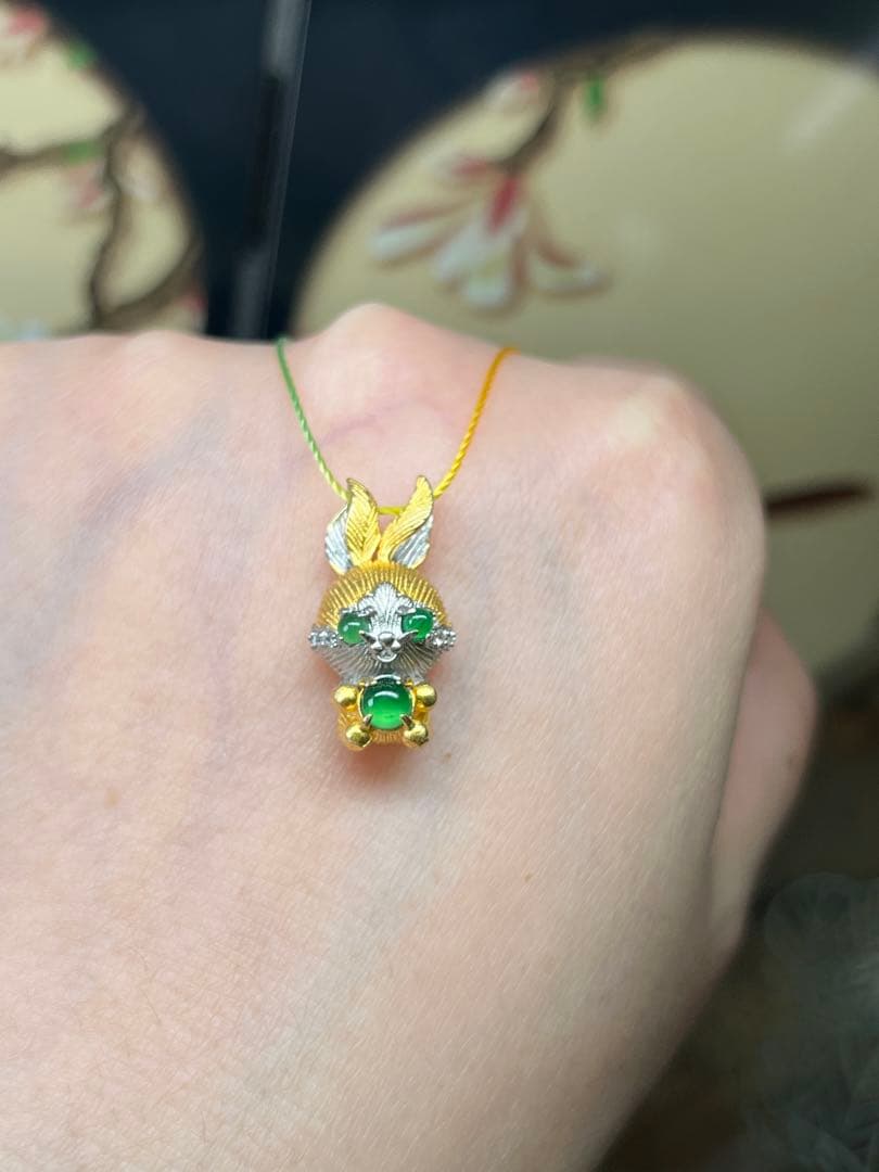 新入荷❣️天然本翡翠　高氷種氷陽緑翡翠使用、シルバー925 兎ちゃん　鑑定書付き