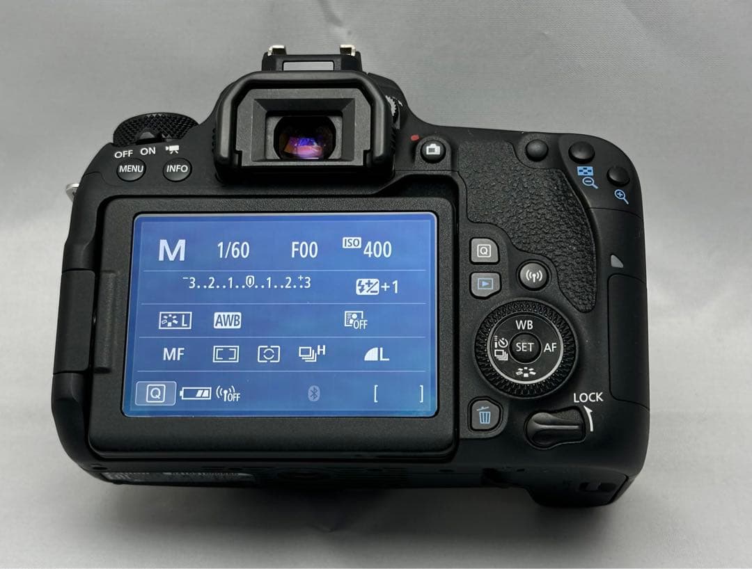 ショット数3600枚！Canon EOS 9000D ダブルズームレンズキット♪
