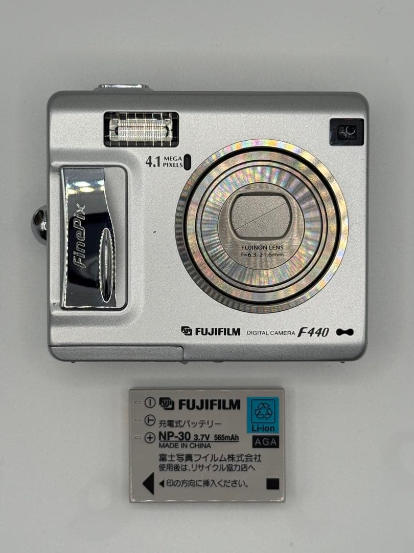 美品 FUJIFILM FinePix F440 シルバー