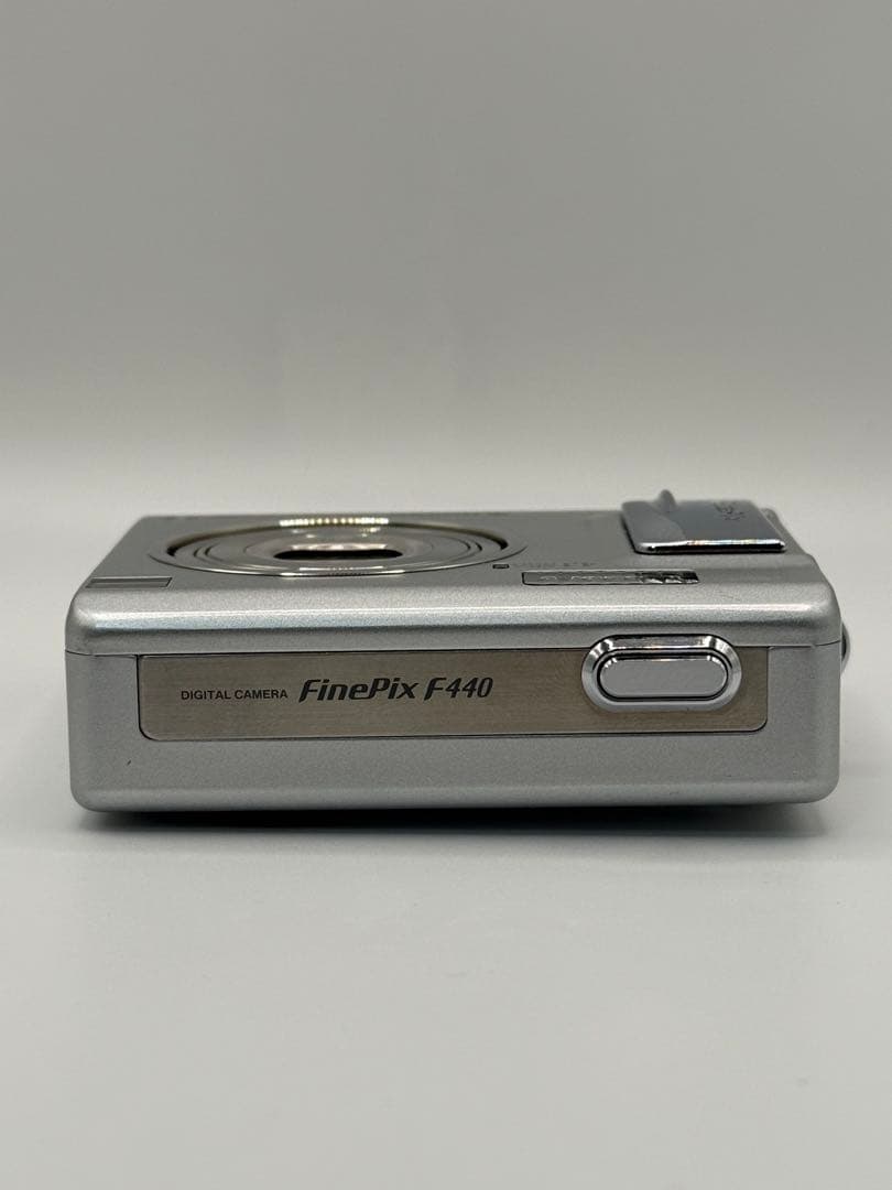 美品 FUJIFILM FinePix F440 シルバー