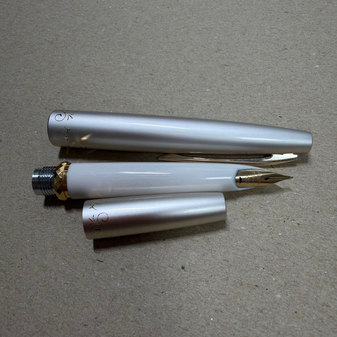 廃盤 PILOT パイロット 万年筆 ELITE エリート ホワイト 18k M