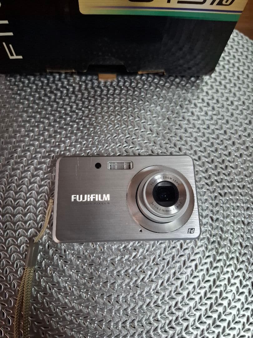 限定セール‼️FUJI FILM FinePixJ15fdシルバーデジタルカメラ