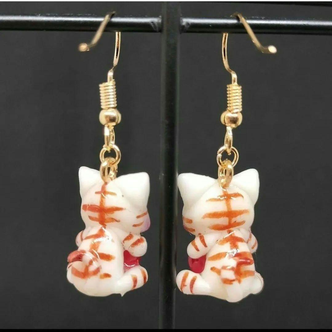 ハートをぎゅっと！にゃんこピアス（白シマ）