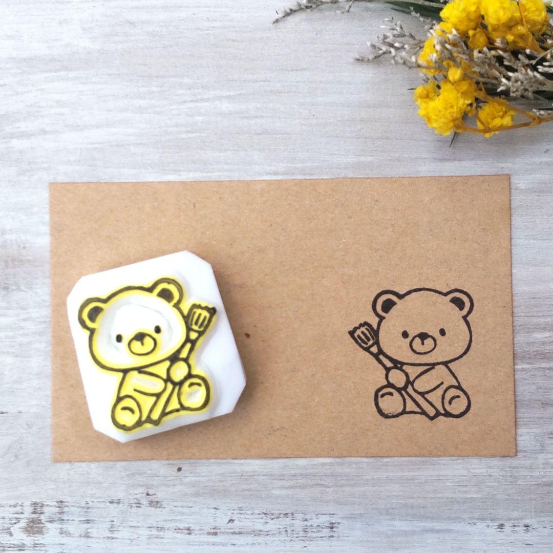 消しゴムはんこNo.75  ちびくまと絵の具筆