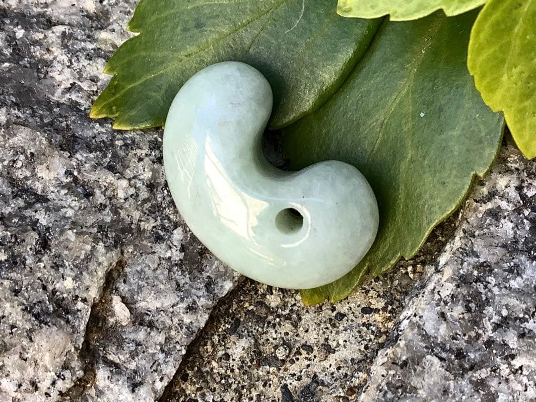 ✳️氷肌糸魚川翡翠勾玉*50万円以上の端材を使用　本物志向*一生物です‼️ 鑑別書付