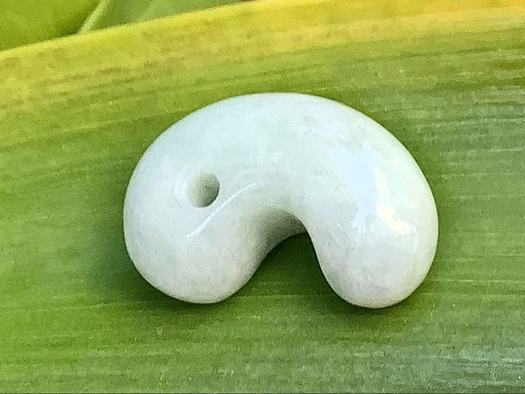 ✳️氷肌糸魚川翡翠勾玉*50万円以上の端材を使用　本物志向*一生物です‼️ 鑑別書付