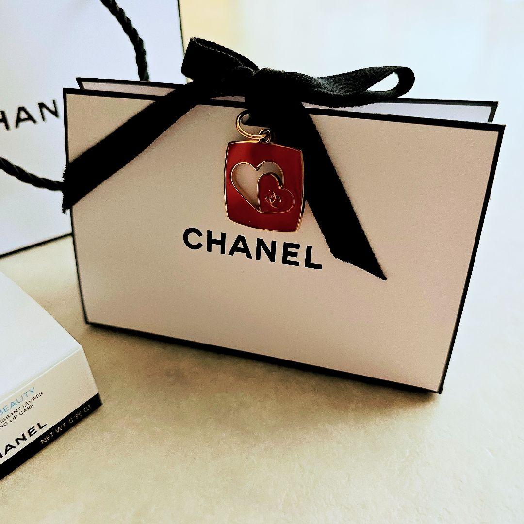 CHANELイドゥラビューティーリップバーム新品、未開封、限定チャーム付き