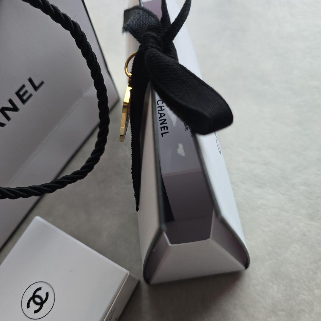 CHANELイドゥラビューティーリップバーム新品、未開封、限定チャーム付き
