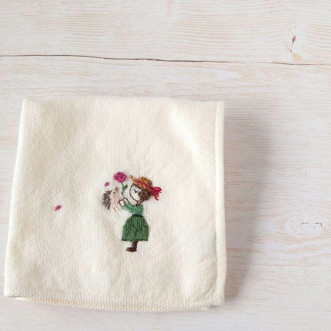 手刺繍入ちっちゃな タオルハンカチ【女の子とはりねずみ君】