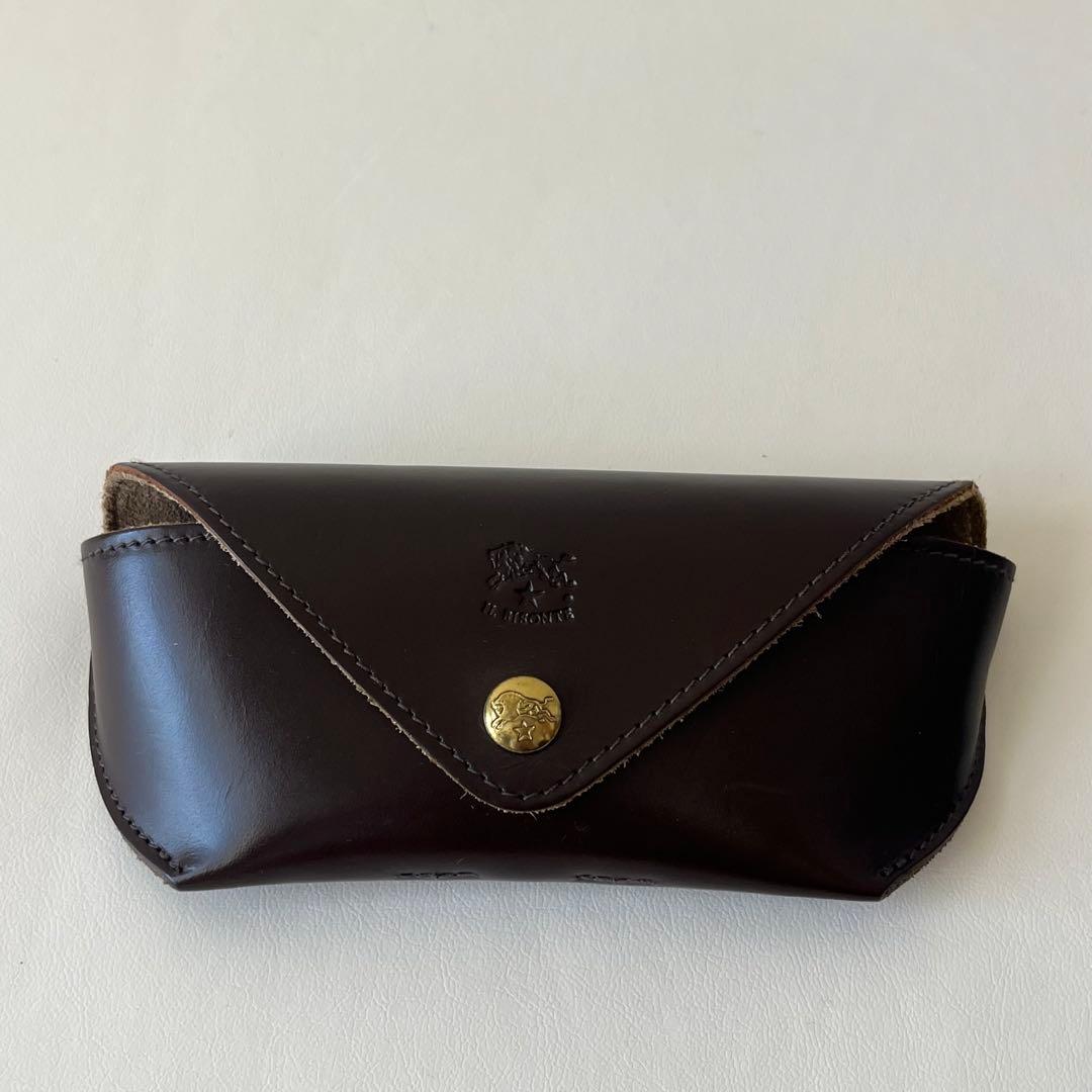 【IL BISONTE】メガネケース 本革　ブラウン　ロゴ入り　金ボタン