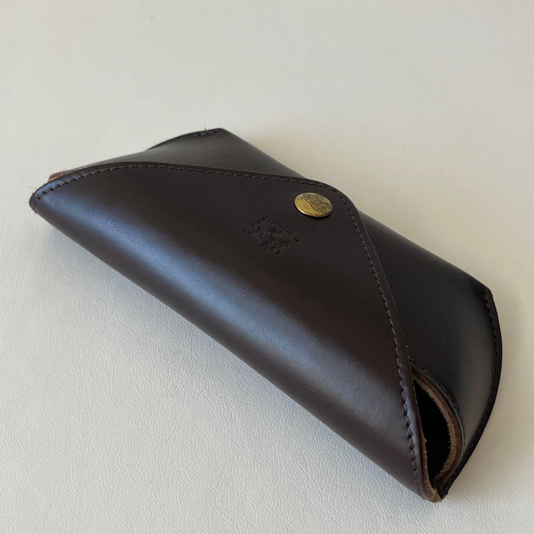 【IL BISONTE】メガネケース 本革　ブラウン　ロゴ入り　金ボタン