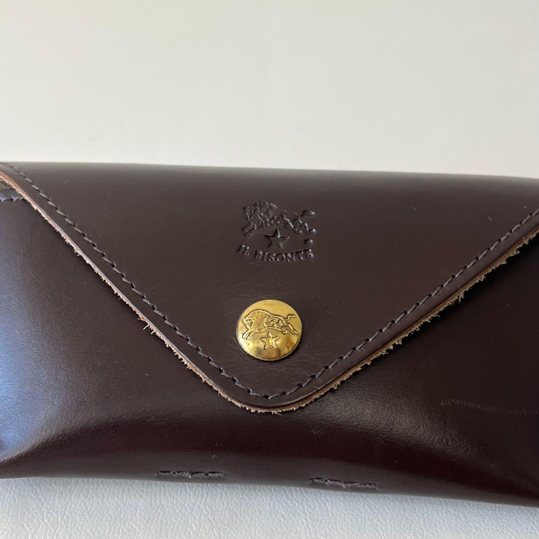 【IL BISONTE】メガネケース 本革　ブラウン　ロゴ入り　金ボタン