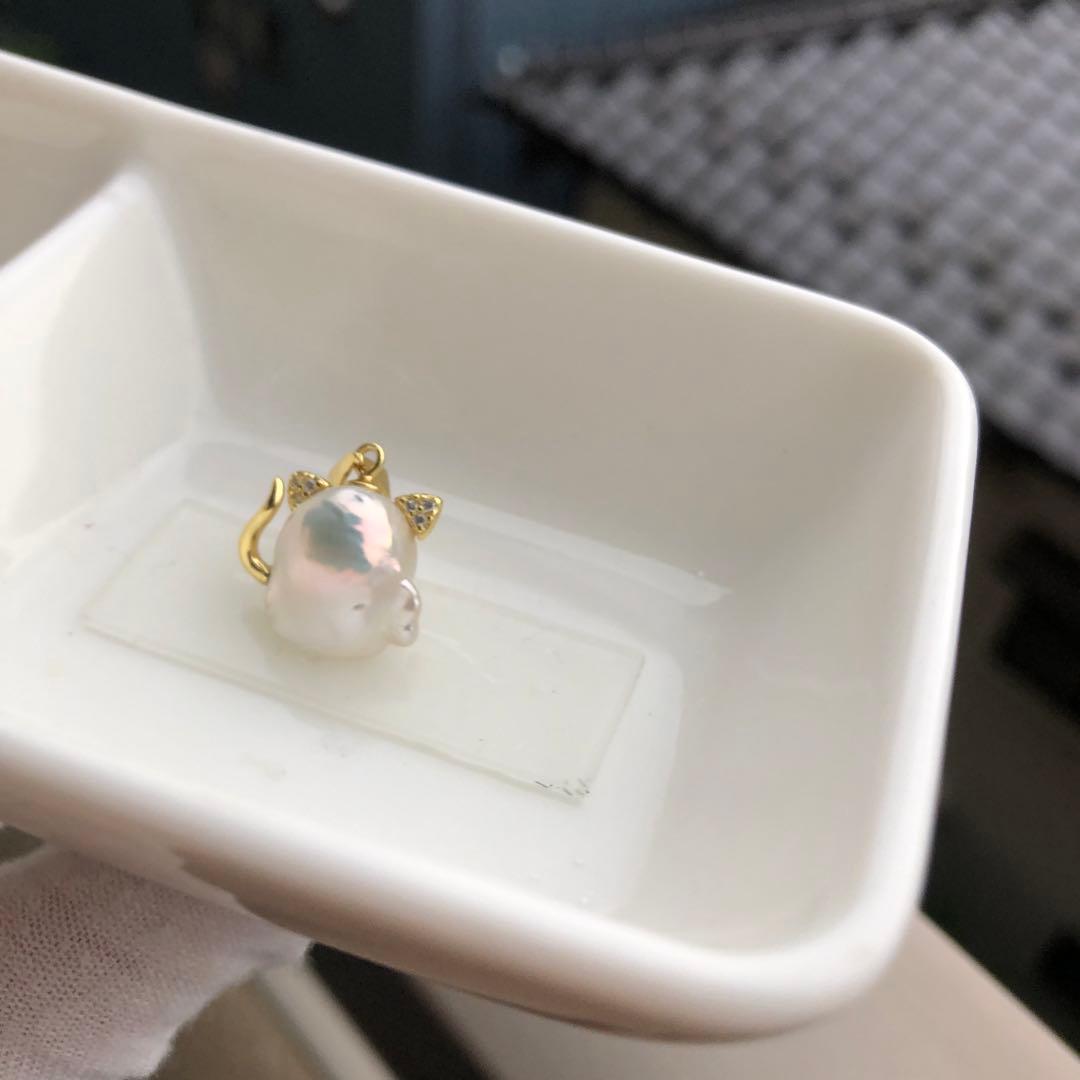 招き猫シリーズ　本真珠　淡水バロックパール　ネックレスペンダント　白A