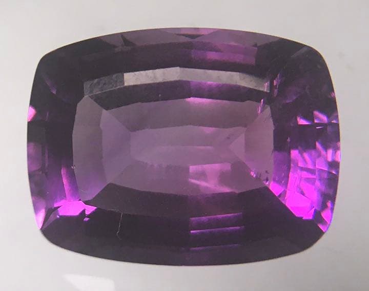 大きな天然アメジストクッションカットルース13.45ct