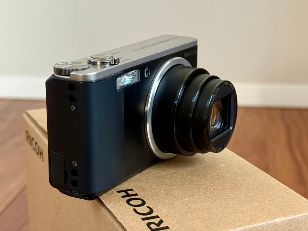 RICOH R8 コンパクトデジタルカメラ　レアカラー　完動品