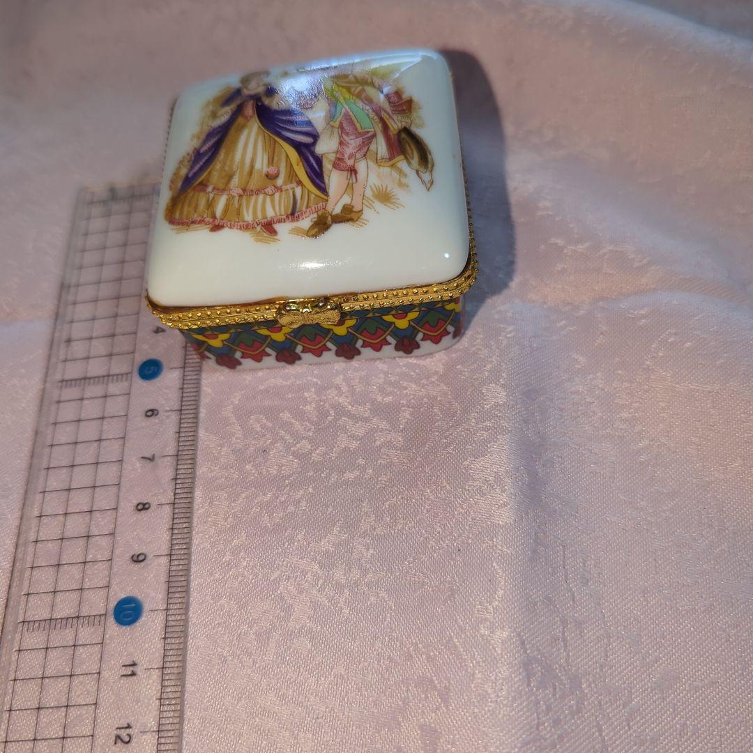 マイセン？装飾的な陶器製ピルケース