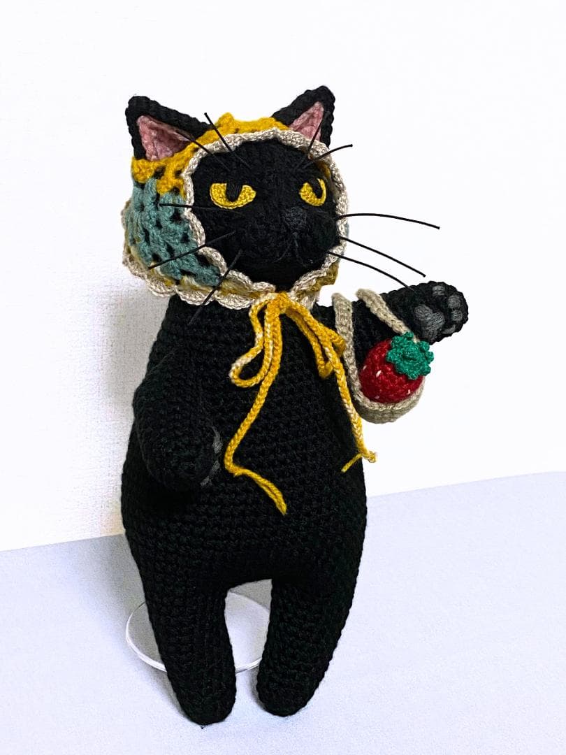いちご摘みの黒猫さんのあみぐるみ