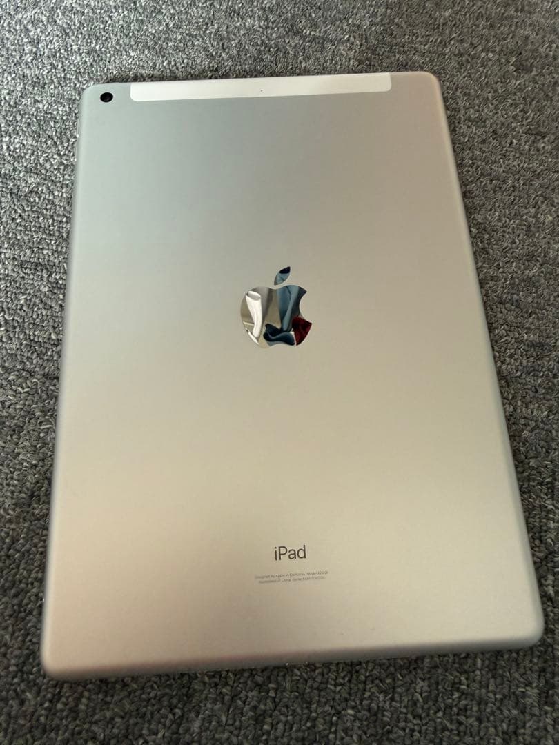 iPad第9世代 シルバー　10.2インチ カバー付き